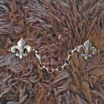 Fleur de Lys Fell oder Umhangschliesse