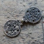 Kleine granulierte Gewandschliesse Bronze oder Versilbert