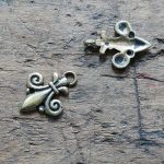 Gewandhaken Fleur de Lys – Bild 2