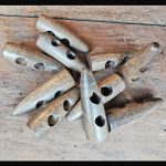 Knebel in Hornform aus Holz gebeizt – Bild 2