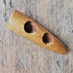 Knebel in Hornform aus Holz hell