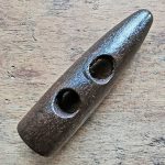 Knebel in Hornform aus Holz dunkel