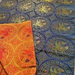 Seide mit Greifmotiv – Bild 2