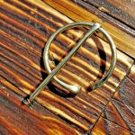 Fibel mit gerolltem Ende – Bild 2