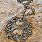 Lebensbaum XL Fell oder Umhangschliesse – Bild 3