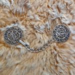 Schlangennest Fell oder Umhangschliesse