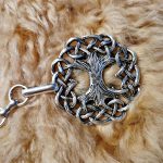 Kleiner Weltenbaum Fell oder Umhangschliesse – Bild 5