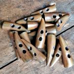 Knebel aus Horn Braun klein