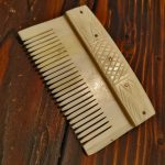 einfacher Kamm aus Knochen
